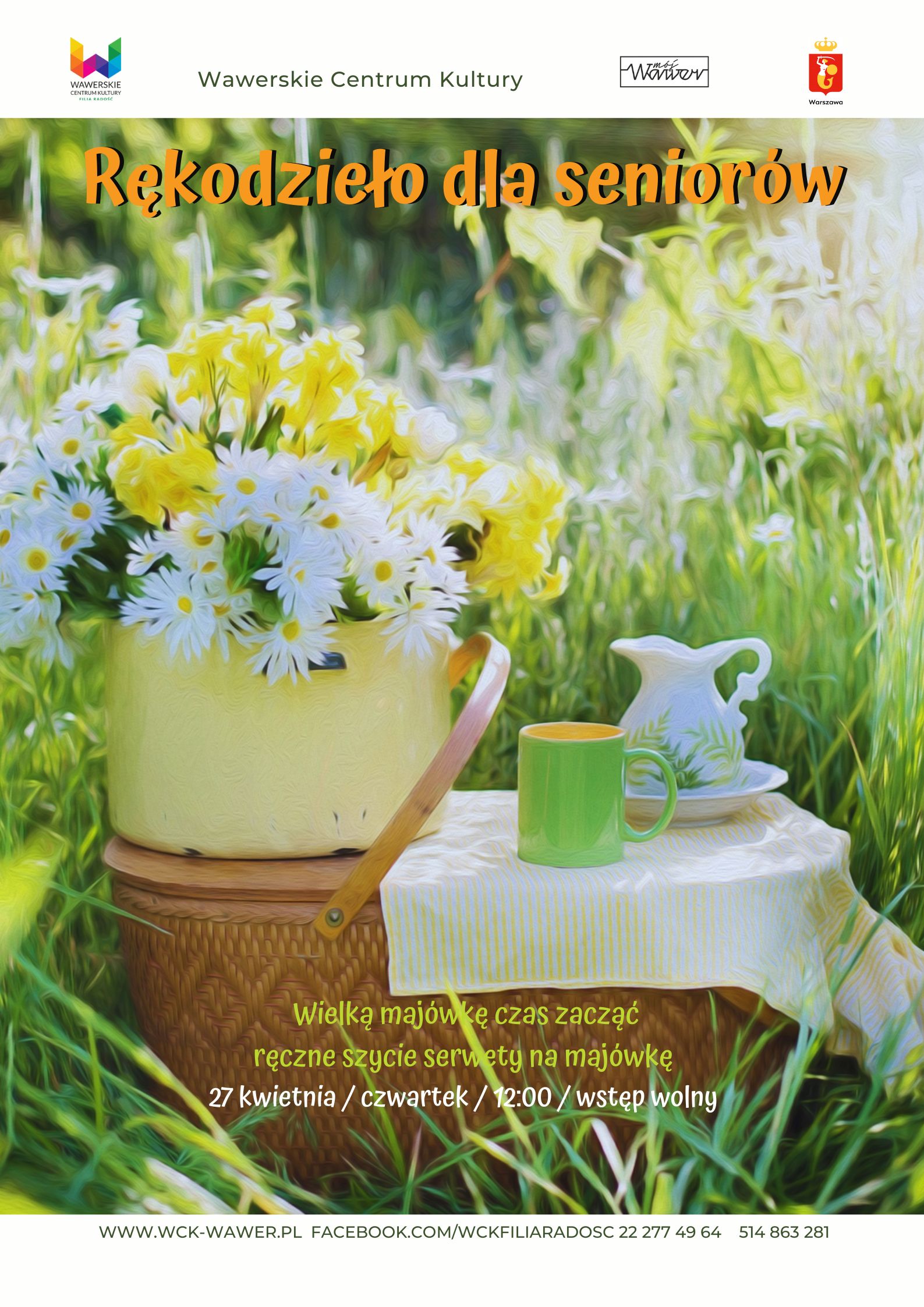 mały stolik w trawie, z dzbankiem i kubkiem oraz wazonem pełnym żółtych kwiatów