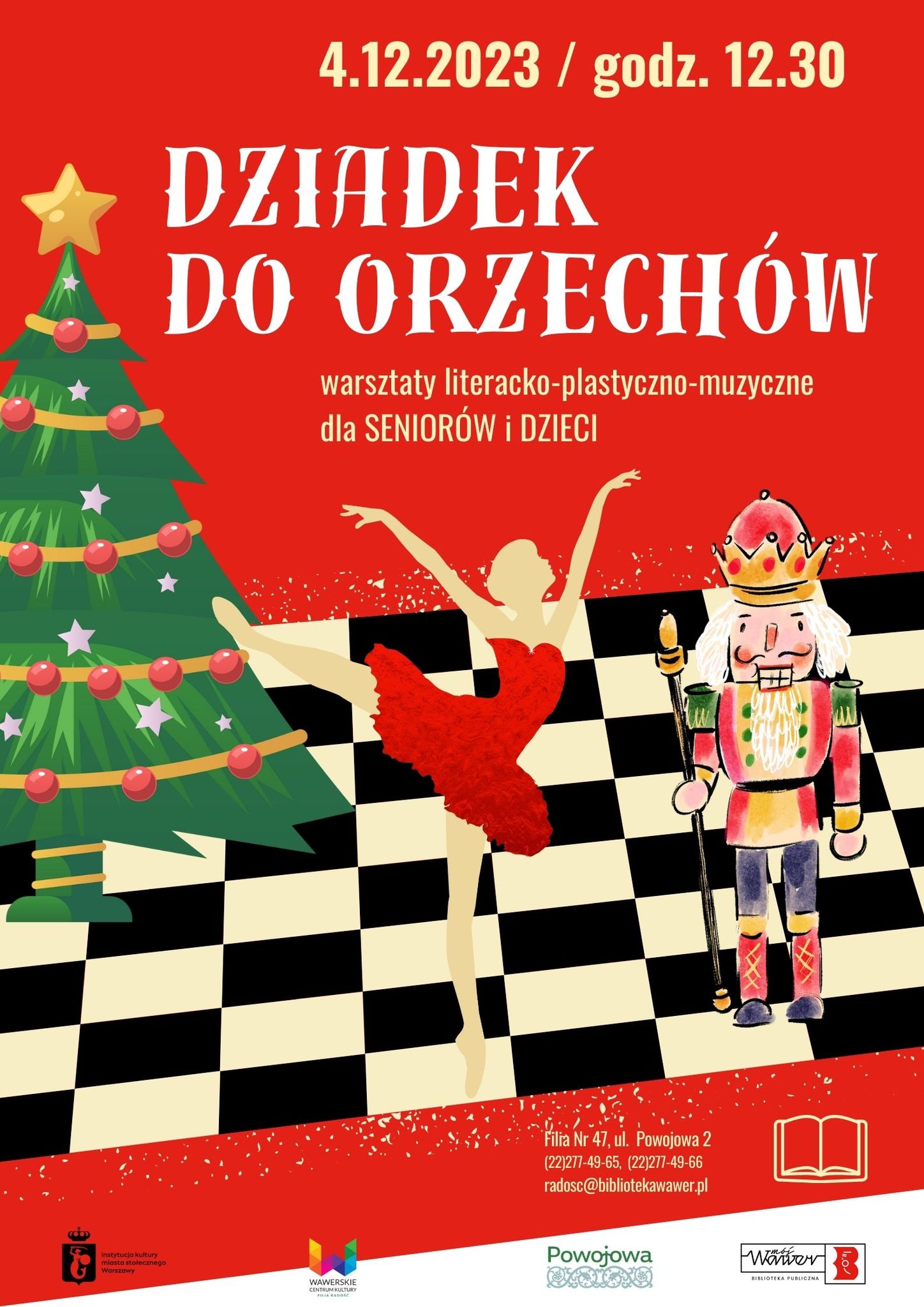 figurka dziadka do orzechów, który stoi na szachownicy, obok niego figurka baletnicy w czerwonej sukience, z lewej strony plakatu choinka bożonarodzeniowa