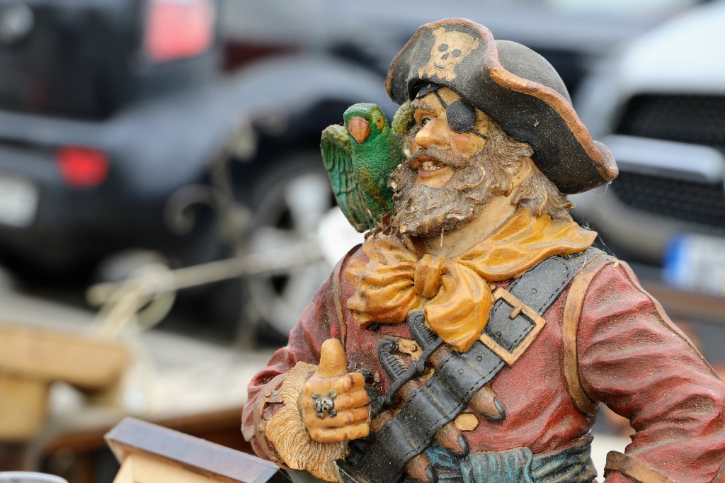 Figurka pirat z papugą na ramieniu podczas wyprzedaży garażowej w Wawrze