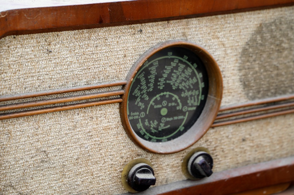 Stare, stylowe radio podczas wyprzedaży garażowej w Wawrze